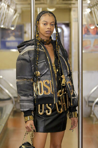 1854477691_MoschinoPrefall2020RunwayShowmITRZXrZYrMx.thumb.jpg.ea96400dfac11c985637b73446252be2.jpg