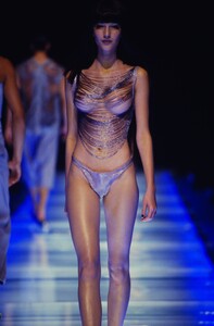 1855254087_alexander-mcqueen-ss-1998(9).thumb.jpg.49bc0992c72140c6ea88f43ab44f7d98.jpg
