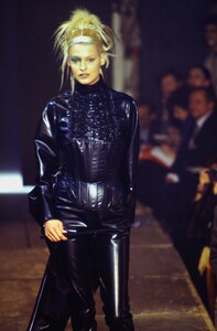 1856313508_JeanPaulGaultier1995Fall(8).thumb.jpg.ea706c434c7148a099fe699906149310.jpg