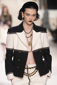1883151304_ChanelMetiersArt20192020RunwayLeGrandpftV5cB66Nzx.thumb.jpg.e05200863a018bb26b642a94014e3bf8.jpg