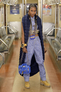 1884012491_MoschinoPrefall2020RunwayShow05z_6kgnbqqx.thumb.jpg.c4de485eb0615759a7e7985e04a0bfac.jpg