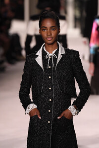 1884249014_ChanelMetiersArt20192020RunwayLeGrandG86elicbUFbx.thumb.jpg.b67d648bafd525e18e9d902476bbf7d8.jpg