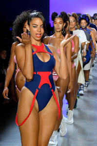 1902493945_ChromatSpringSummer2020NewYorkFashionj0XdrvGJv_lx.thumb.jpg.244b57db5bdca2287612fa526b236348.jpg
