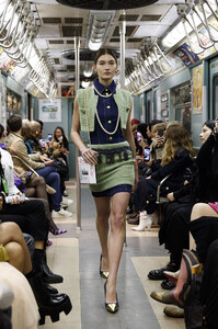 191209-moschino-subway-show2.thumb.jpg.e126f8a8076c16f6e5cd0422eb93f557.jpg