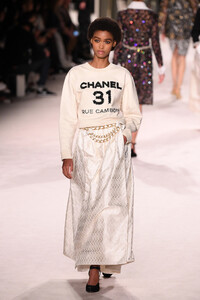 1917906837_ChanelMetiersArt20192020RunwayLeGrandfJU2tlbvwsHx.thumb.jpg.a05cb28139209c456b9bf705bc03dac6.jpg