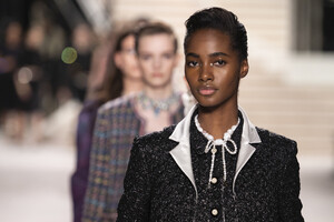 1929778021_ChanelMetiersArt20192020RunwayLeGrandaP1V4EdPLQFx.thumb.jpg.30d3646523920022d2b2b0599286aa28.jpg