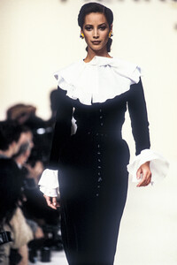 1931983077_PierreBalmain1993WomenRTW37.thumb.jpg.121a1356d9c06a8193aa48c1ec38d463.jpg