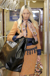 1940479881_MoschinoPrefall2020RunwayShowmlMQ2SzXCPsx.thumb.jpg.f8460efa526113c560da28d311830253.jpg