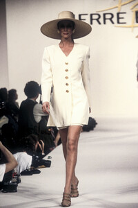 1946294854_PierreBalmain1994WomenRTW14.thumb.jpg.bc65a0abe36395162715a30225994412.jpg