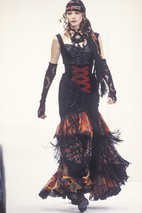 1947220722_DolceGabbana1993WomenRTW77.thumb.jpg.eab97f2c4d46a264dbf671769b88bbf5.jpg