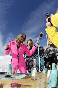 Laura+Whitmore+Casamigos+Snow+2019+pMfFbeTNRizx.jpg