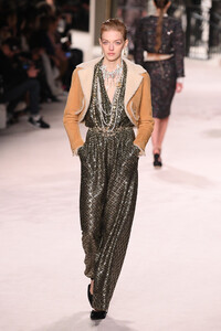 1973618471_ChanelMetiersArt20192020RunwayLeGrandLfmQR15X_w_x.thumb.jpg.2e0a0e323afc945b2938f534f2a0645c.jpg