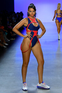 1986048022_ChromatSpringSummer2020NewYorkFashionh2whtoebYCox.thumb.jpg.47410ed4be186cd14e99e2f0a5681ad5.jpg
