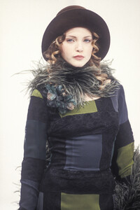 2003278530_DolceGabbana1993WomenRTW80.thumb.jpg.97fe24640f0bad194af6f87e3254ad9a.jpg
