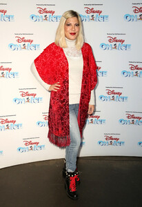 Tori+Spelling+Disney+Ice+Presents+Mickey+Search+RqMi5jvo2IMx.jpg