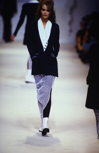 2033089460_karl-lagerfeld-ss-1993(7).thumb.jpg.0d49ee15d0a46ce99689df1f1ad2f2b7.jpg