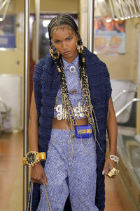 2044571323_MoschinoPrefall2020RunwayShowm5ueSIfKn8Vx.thumb.jpg.d7c1264734c01357cbb2365fea36428c.jpg