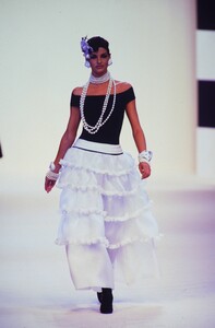 2060840766_chanel-ss-1991(4).thumb.jpg.969c8eb37abfeebd1f2c5f7720dc0844.jpg