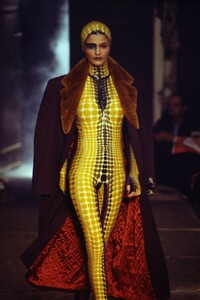 2079121134_JeanPaulGaultier1995Fall(21).thumb.jpg.196707a2f63b60aae49bf6f53bc3c302.jpg