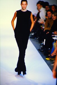 2093391854_narciso-rodriguez-fw-1999(15).thumb.jpg.852455948958f15628fd9f930850f427.jpg