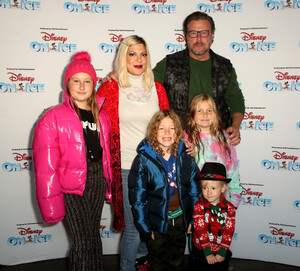 Tori+Spelling+Disney+Ice+Presents+Mickey+Search+QTzQZeXXDntx.jpg