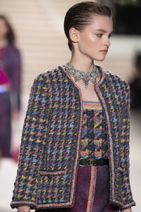 2112485542_ChanelMetiersArt20192020RunwayLeGrande7Pq_aU120Cx.thumb.jpg.7a8014c76ece9578f48abf84dcef5a20.jpg