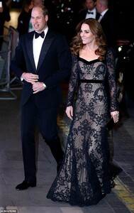 21167870-0-Prince_William_and_his_wife_Kate_smiled_and_engaged_with_fans_as-a-28_1576062908865.jpg