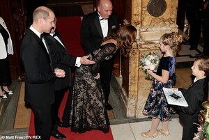 21168752-0-Kate_was_presented_with_a_posy_of_flowers_picked_from_the_garden-a-39_1576062908871.jpg