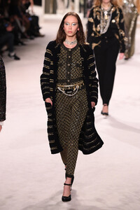2122399876_ChanelMetiersArt20192020RunwayLeGrandZ7_YNOxGMqwx.thumb.jpg.be393d9ae6431a570d75d9c5c87bbb7c.jpg