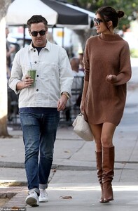 21229818-7704433-Afternoon_date_On_Tuesday_Camila_Morrone_stepped_out_with_her_st-a-19_1574217388428.jpg