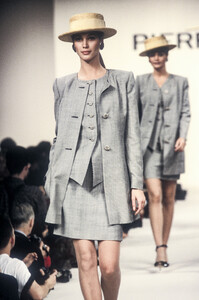 2135047044_PierreBalmain1994WomenRTW27.thumb.jpg.7dddbdfe835fdc98b1e1ac367d490947.jpg