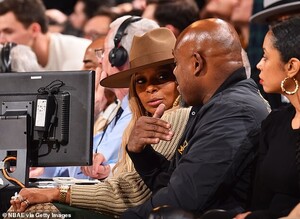 21645924-7741221-Beauty_She_carried_her_belongings_in_a_Gucci_Rajah_tote_bag_1_69-a-2_1575117108070.jpg