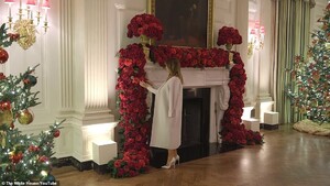 21695498-7745473-Melania_can_bee_seen_adding_the_final_touches_to_the_decorations-a-20_1575310078672.jpg