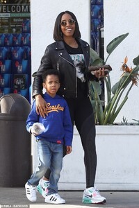 21732200-7748765-Prepping_for_the_week_Kelly_Rowland_was_spotted_picking_up_some_-a-95_1575330008555.jpg