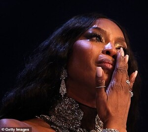 21736368-7747873-Emotional_Naomi_broke_down_in_tears_during_her_acceptance_speech-m-57_1575331461790.jpg