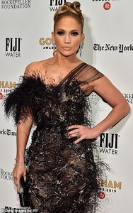 21738038-7749125-In_the_bag_The_multi_hyphenate_carried_a_structured_black_beaded-a-50_1575348381999.jpg