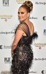 21738046-7749125-Accessorizing_She_completed_the_look_with_some_dangling_diamond_-a-9_1575360552744.jpg
