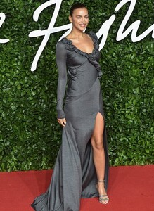 21738734-7749287-Stunning_The_stunner_wowed_in_a_figure_hugging_grey_dress_that_s-a-3_1575341398172.jpg