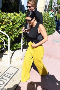 21771072-7752111-Yellow_day_Kourtney_was_one_step_behind_her_and_also_tried_on_a_-a-3_1575405236003.jpg