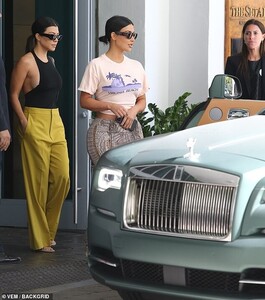 21771090-7752111-Another_place_They_were_also_seen_leaving_The_Setai_Miami_Beach-a-6_1575405236100.jpg