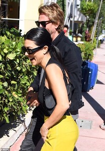 21772206-7752111-More_details_The_ex_of_Scott_Disick_wore_a_black_tank_top_tucked-a-5_1575405236100.jpg