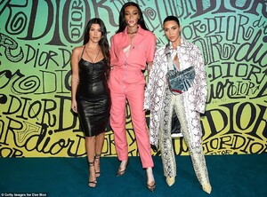 21791808-7753583-Squad_goals_They_were_joined_at_the_runway_show_by_Winnie_Harlow-a-196_1575435142549.jpg