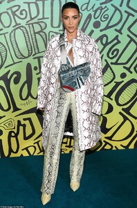 21791812-7753583-Snake_queen_She_donned_a_white_snakeskin_duster_over_a_matching_-a-193_1575435142425.jpg
