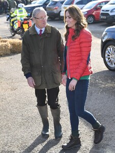 21807994-7755221-Dressed_down_Duchess_Casual_Kate_dressed_down_for_today_s_engage-a-16_1575470013008.jpg
