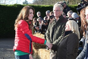 21808182-7755221-Gracious_Kate_The_beaming_Duchess_was_greeted_on_her_arrival_at_-a-12_1575470013006.jpg