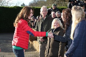 21808190-7755221-Full_of_cheer_The_Duchess_of_Cambridge_beamed_as_she_was_greeted-a-15_1575470013007.jpg