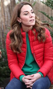 21808702-7755221-Wrapped_up_Kate_stayed_warm_in_a_thin_padded_jacket_and_ribbed_g-a-6_1575473747840.jpg