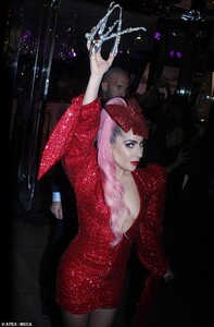 21889884-7762339-Fab_Gaga_who_flashed_her_famous_paws_up_sign_with_her_taloned_ha-a-108_1575603753418.jpg