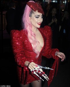 21889898-7762339-Touch_of_sparkle_The_pop_diva_s_outfit_featured_long_sleeves_wit-a-105_1575603753357.jpg