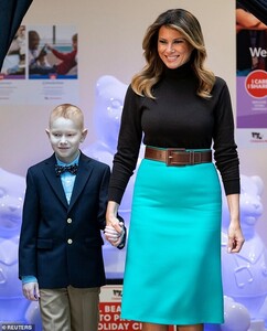 21919614-7765237-Instead_of_wearing_red_or_green_she_sported_a_brown_turtleneck_a-a-132_1575674919435.jpg